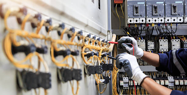 Professional Electrician technician working in Austintown, OH